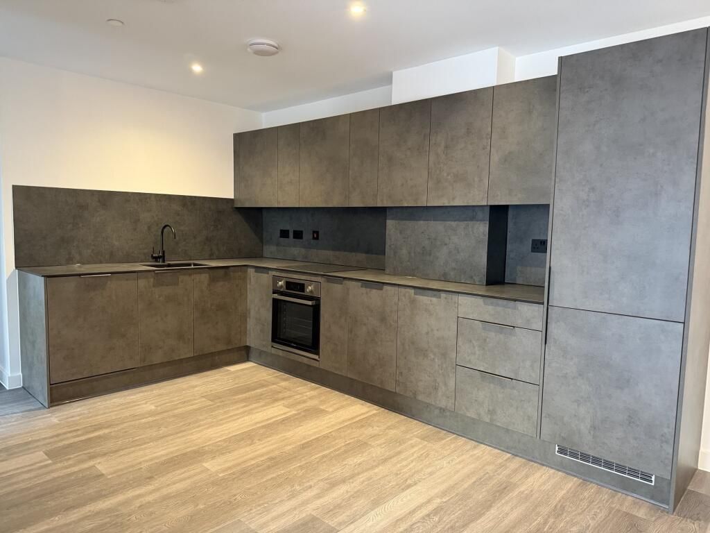 Property photo 1 of 6 3 Bed Flat To Rent Wadcroft Court, London Se4