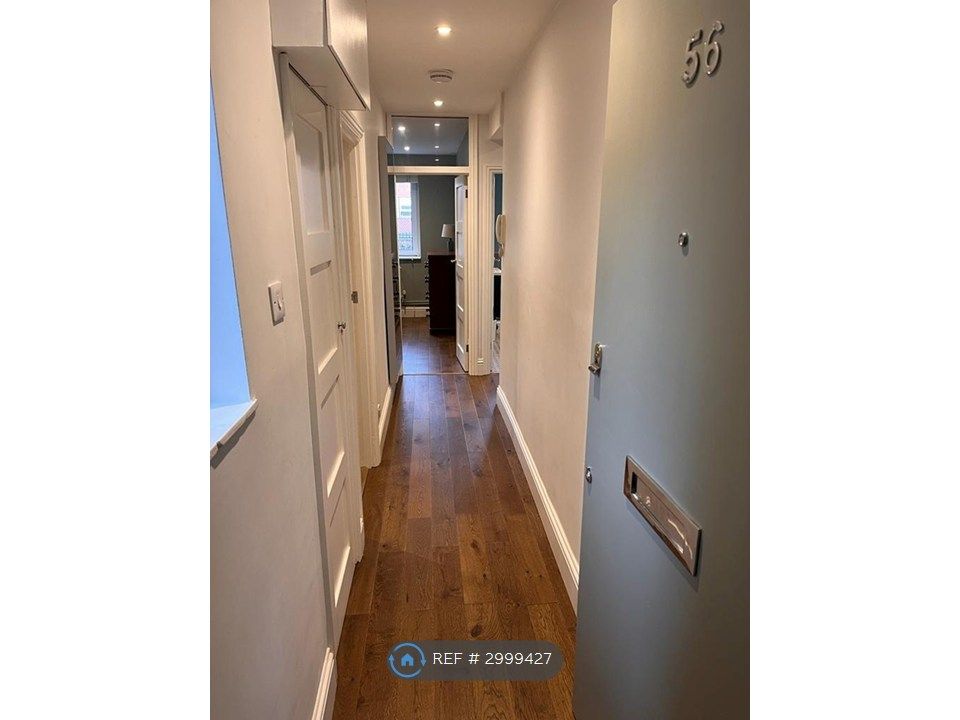 Property photo 2 of 11 Hallway