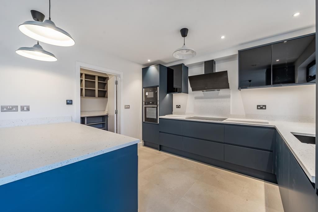 Property photo 3 of 18 Kitchen