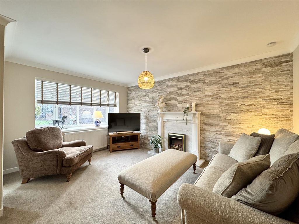 Property photo 2 of 22 Lounge