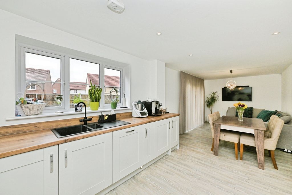 Property photo 3 of 23 Kitchen/ Dinning Area
