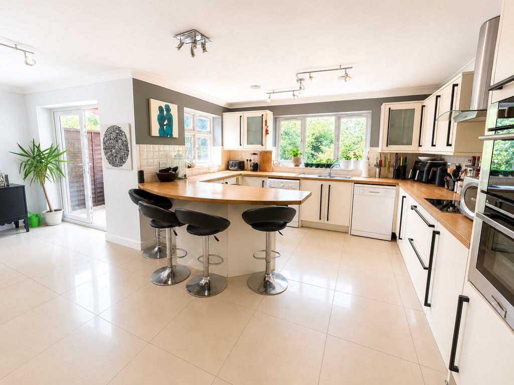 Property photo 3 of 8 Kitchen