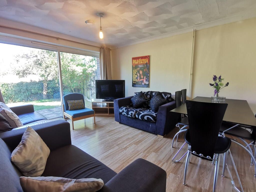 Property photo 1 of 15 Bright Lounge With Sliding Doors To The Garden...