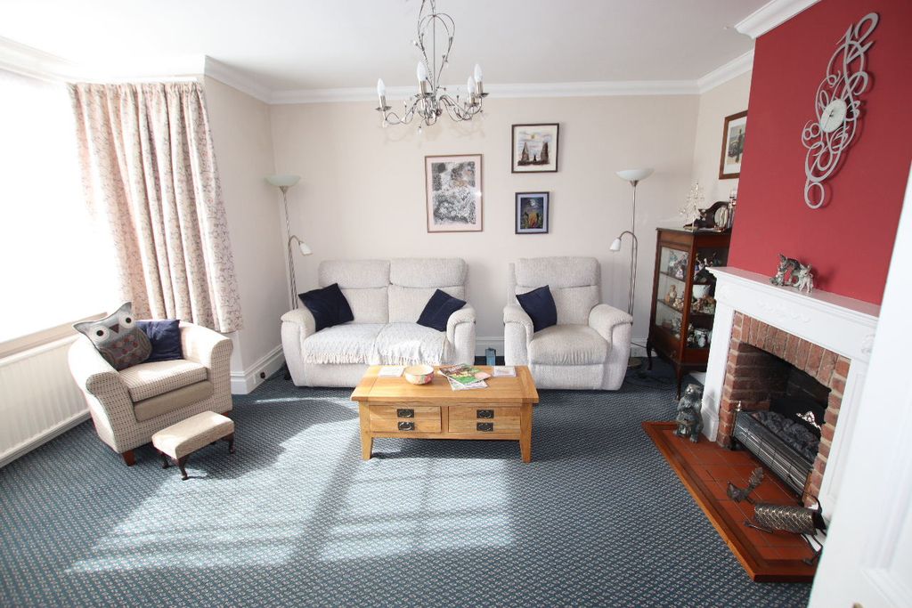 Property photo 1 of 37 Green Lane, Walton On The Naze