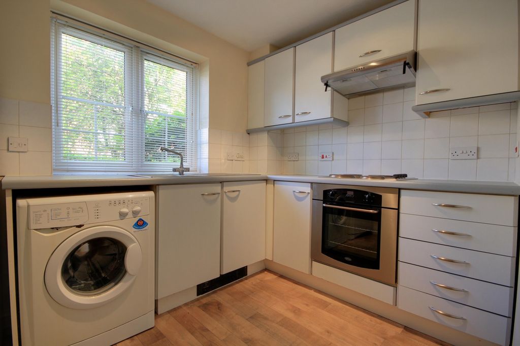 Property photo 3 of 8 Kitchen