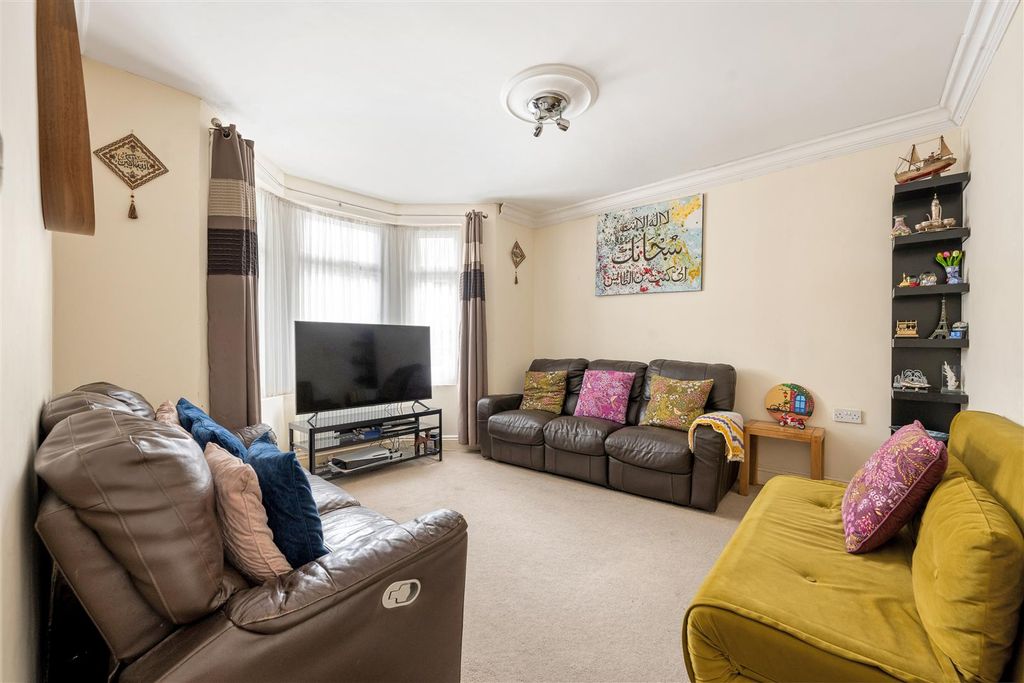 Property photo 2 of 24 Exmouth Road, E17