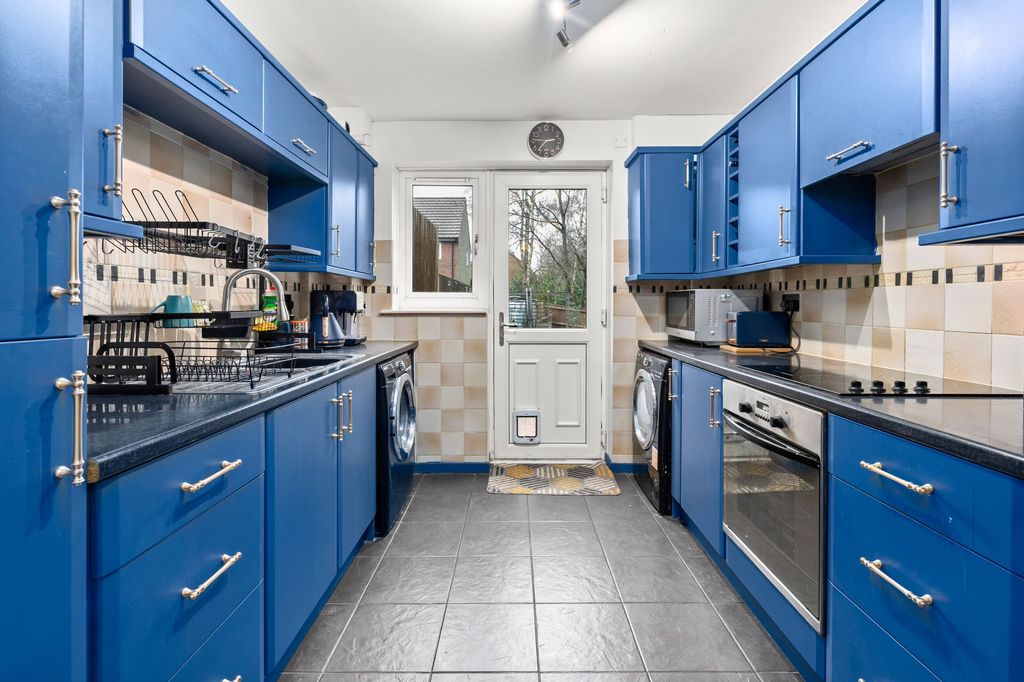 Property photo 2 of 27