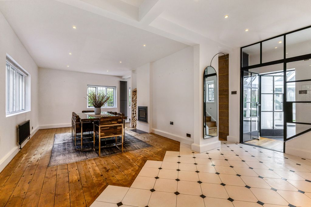 Property photo 2 of 20