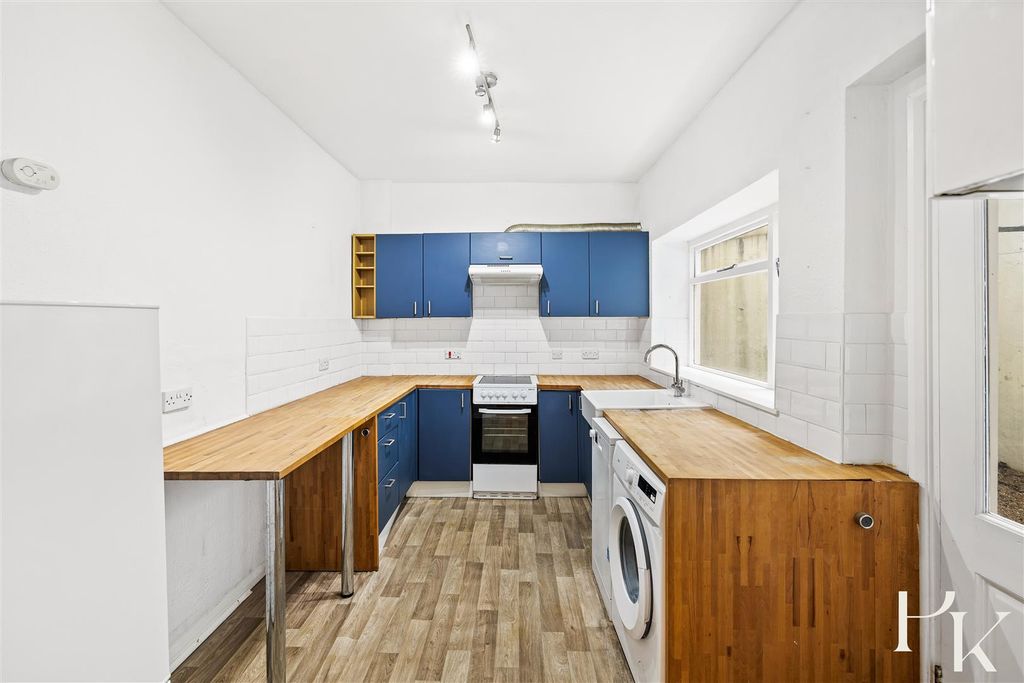 Property photo 3 of 12 Kitchen