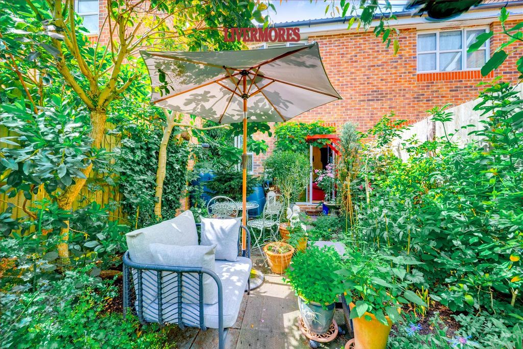 Property photo 2 of 27 Garden Seating.Jpg