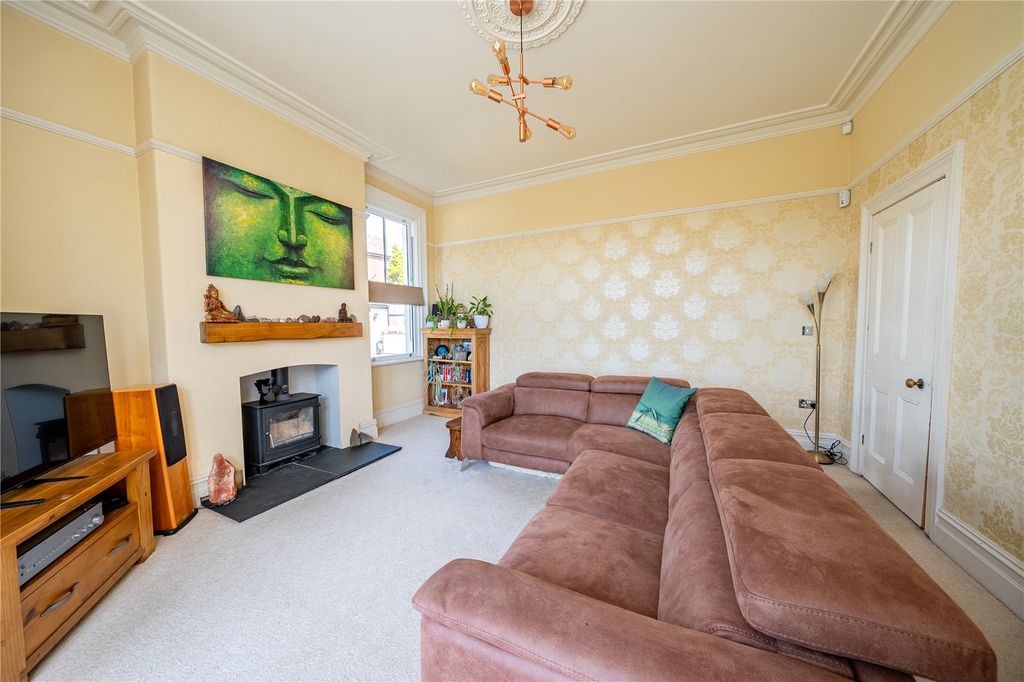 Property photo 2 of 27 Picture No. 12