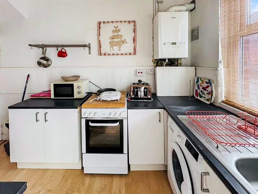 Property photo 3 of 6 Kitchen: