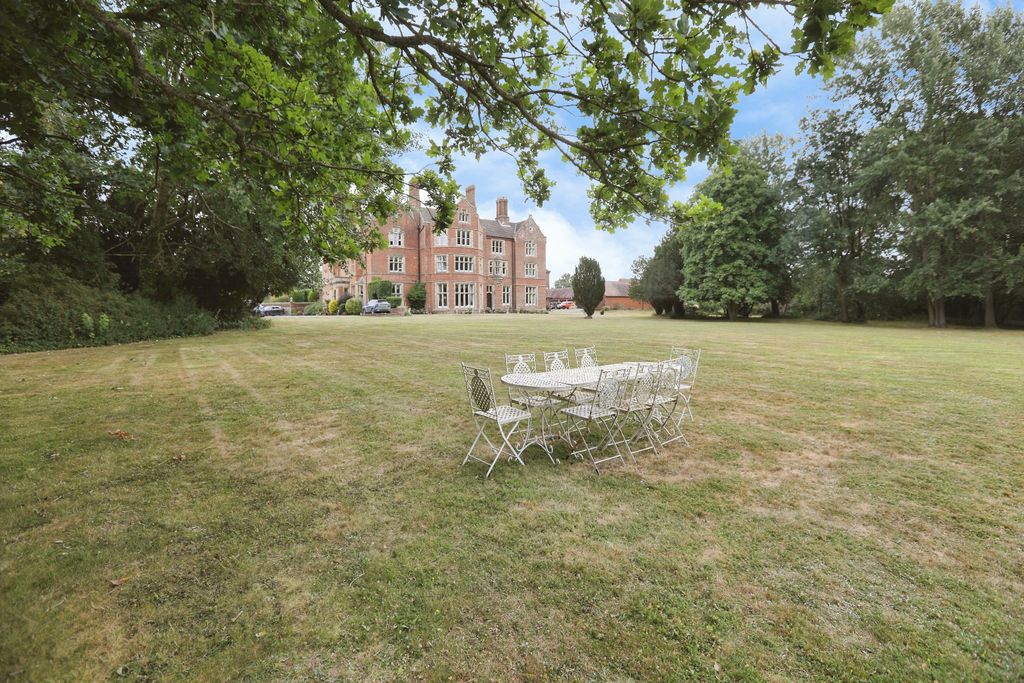 Property photo 3 of 19 Communal Gardens