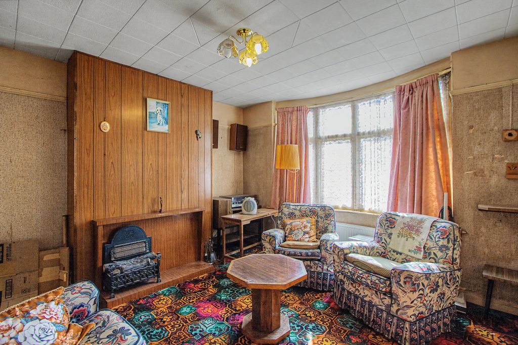 Property photo 3 of 16 6 Grove Gardens, Enfield, En3 5Pg