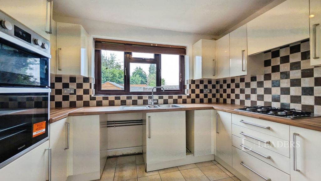Property photo 3 of 9 Kitchen