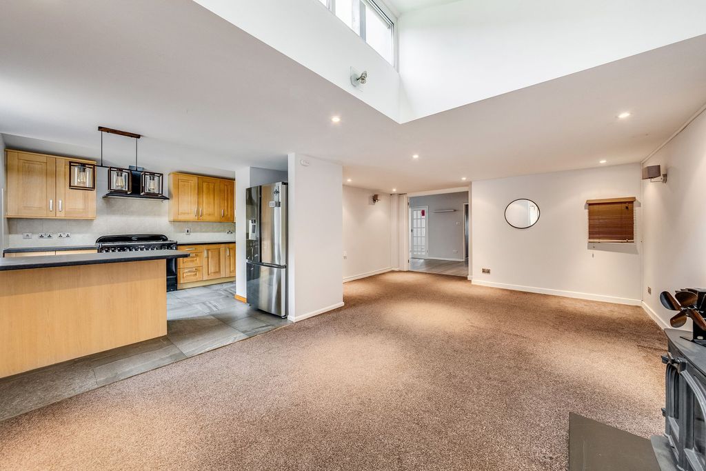 Property photo 2 of 25