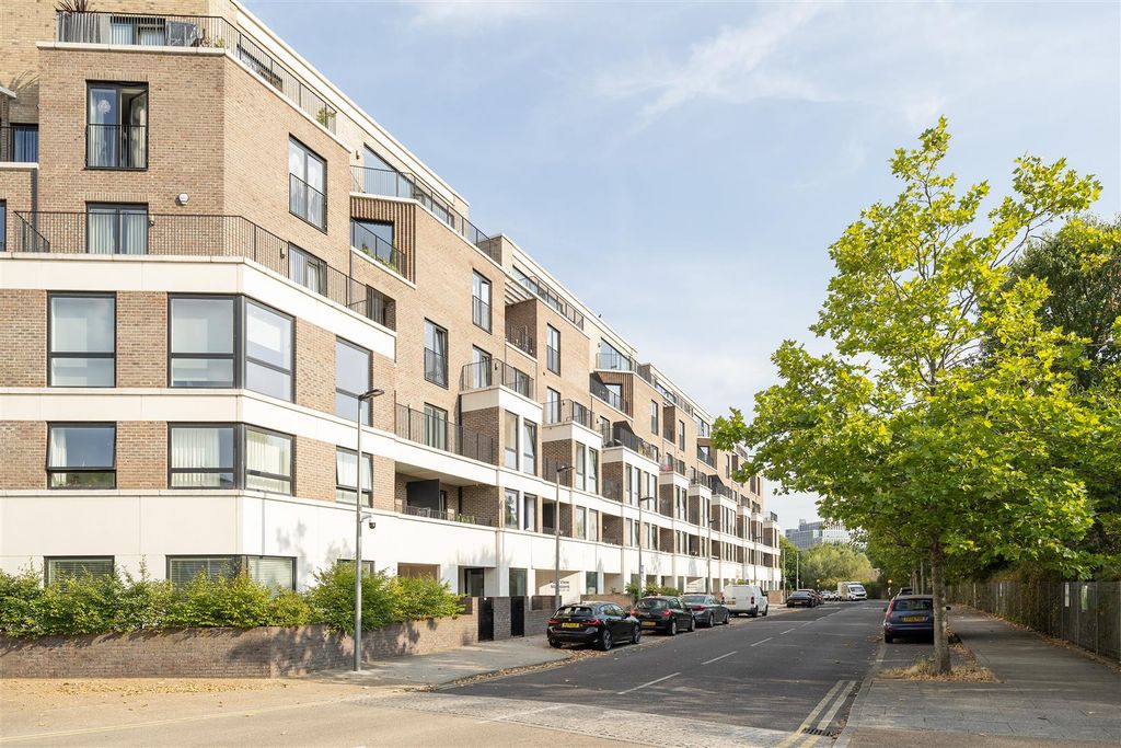 Property photo 1 of 42 Park View Mansions, E20