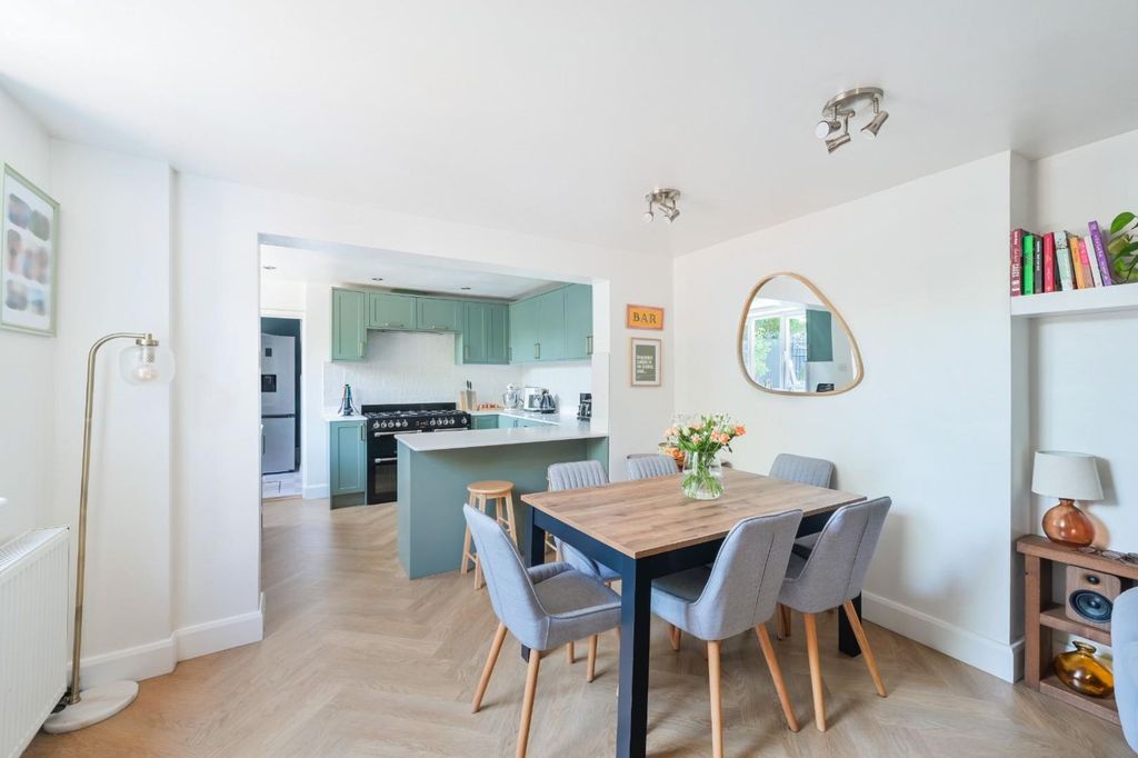 Property photo 3 of 14 Albert Road