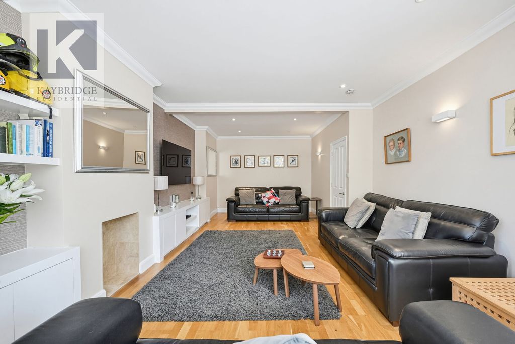 Property photo 2 of 22 Wickham Avenue, Cheam - Sm3 8DX
