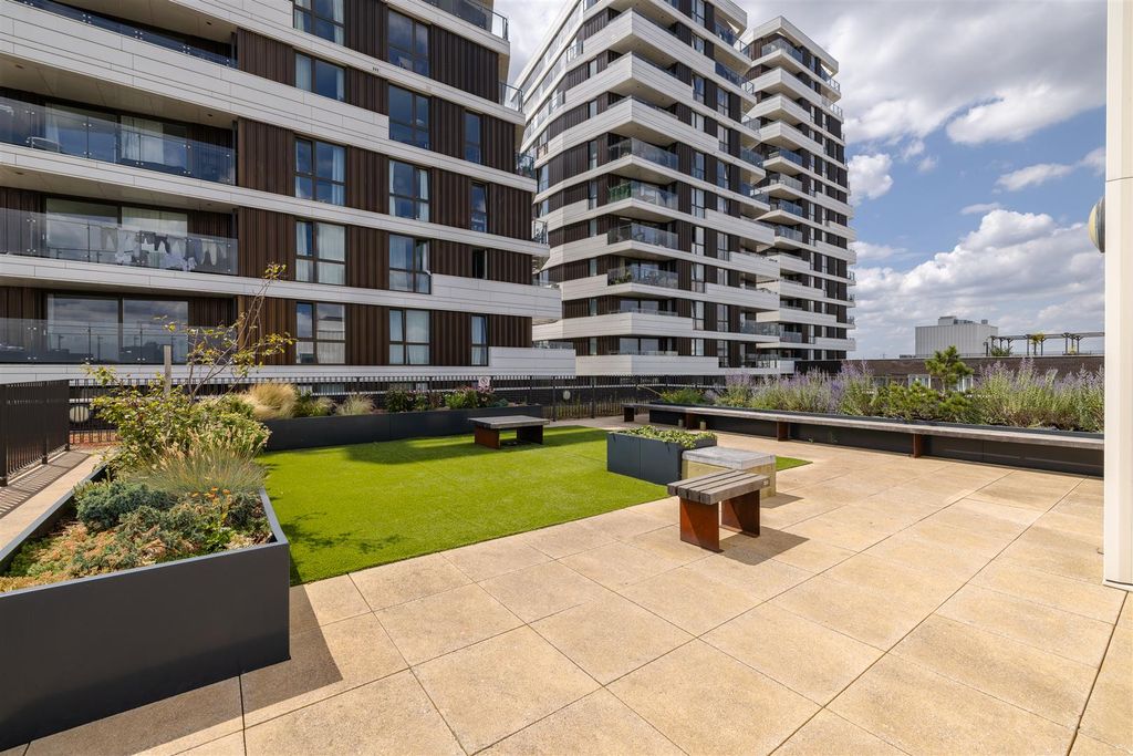 Property photo 1 of 21 Beck Square, E10