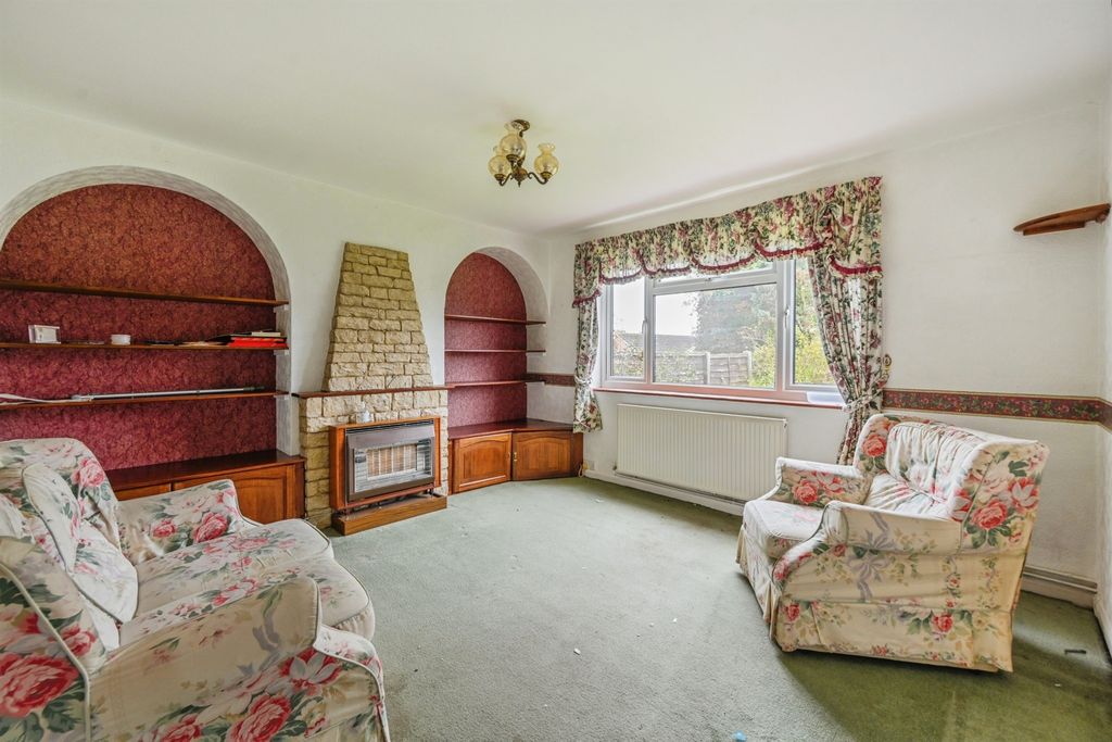 Property photo 3 of 17 Lounge