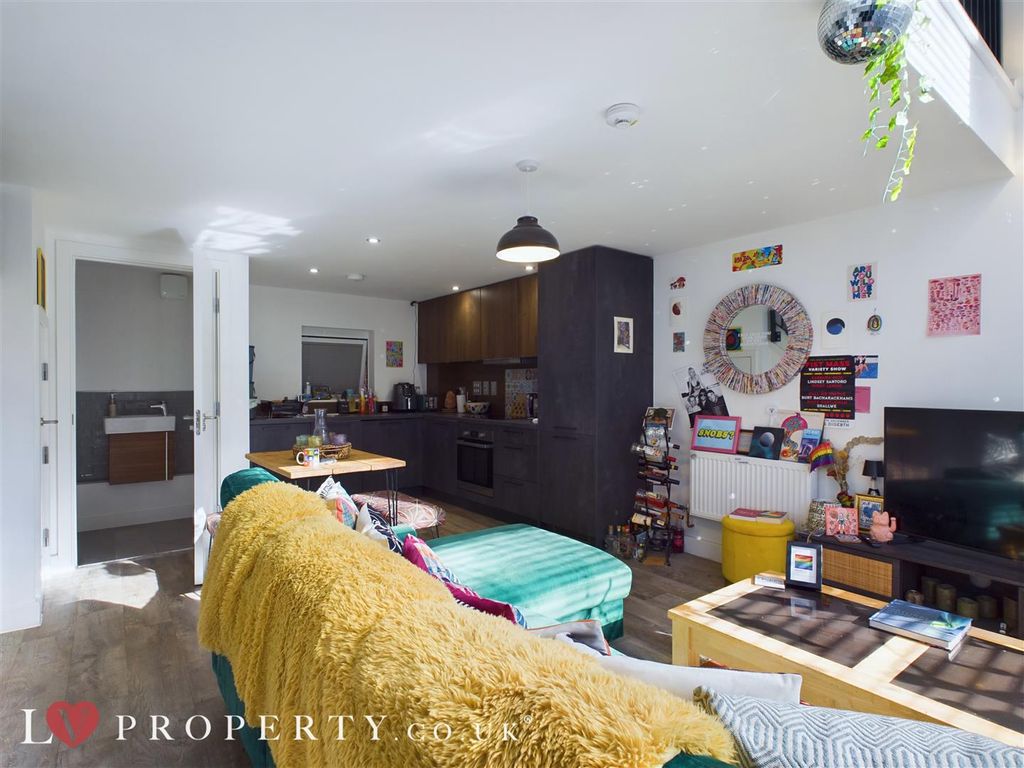 Property photo 2 of 8 Cam05016G0-Pr0035-St