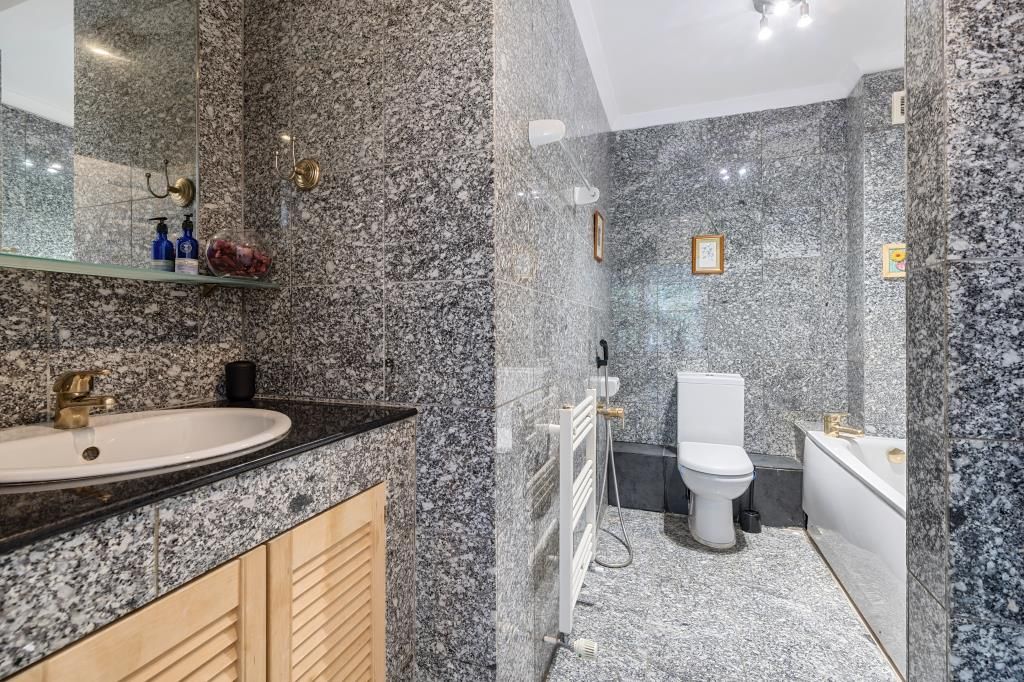 Property photo 3 of 11 Bathroom