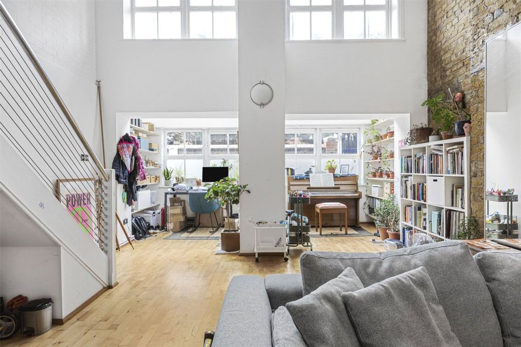 Property photo 2 of 19 Chelmer Road, E9