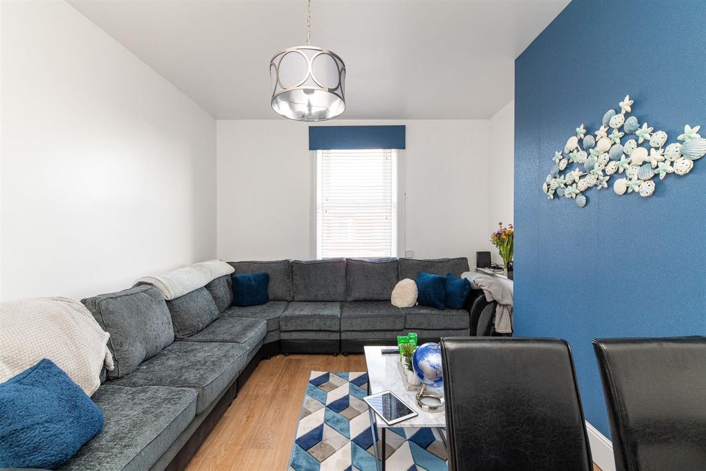 Property photo 3 of 18 4E4E8409-481B-4Ffb-831B-96B7Adbbf993.Jpeg