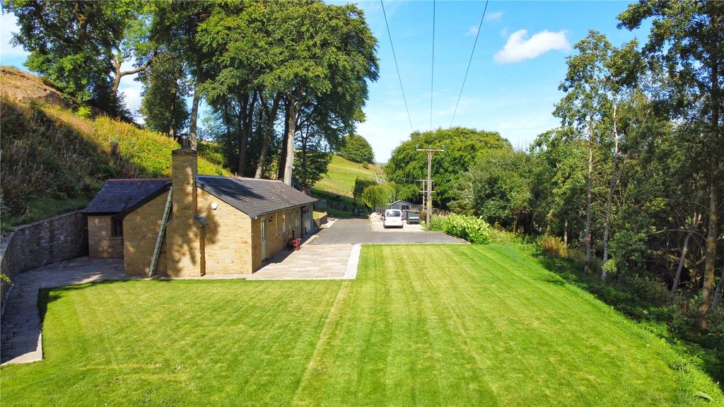 Property photo 1 of 25 Large Lawn Gardens