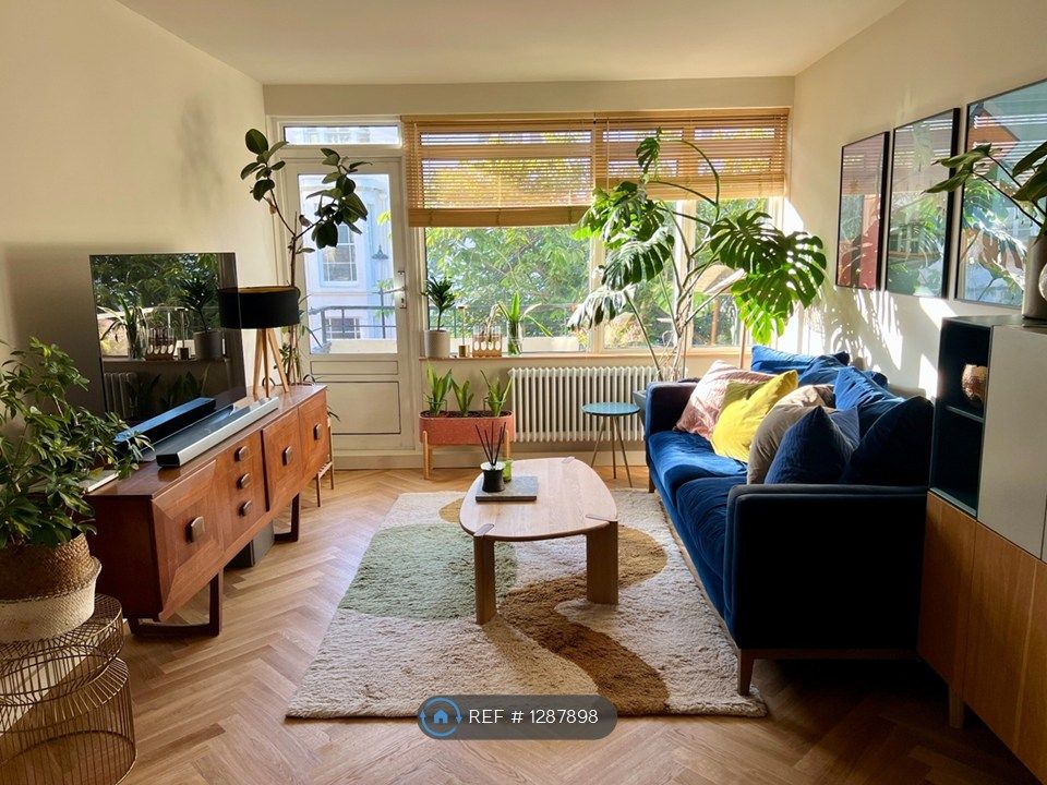 Property photo 1 of 17 Lounge With View To Gloucester Walk