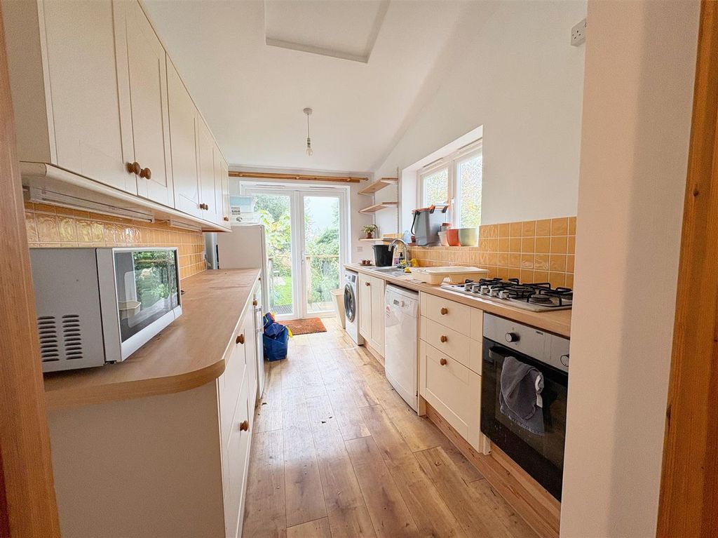 Property photo 3 of 10 Kitchen