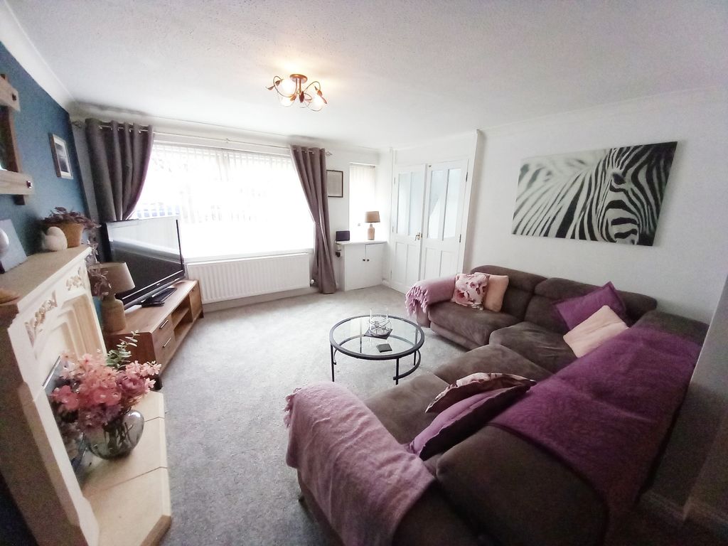 Property photo 3 of 19 Lounge2