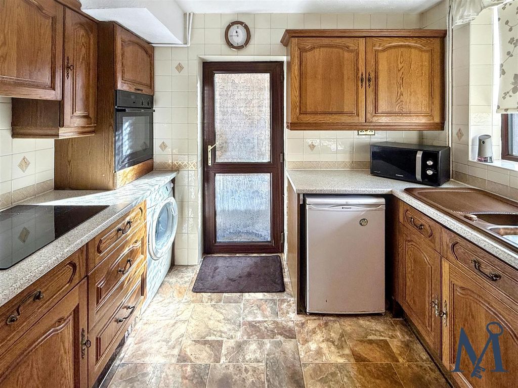 Property photo 3 of 25 Kitchen