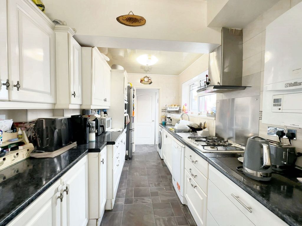 Property photo 1 of 11 Kitchen