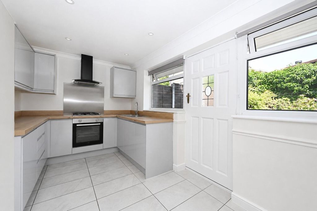 Property photo 2 of 10 Kitchen