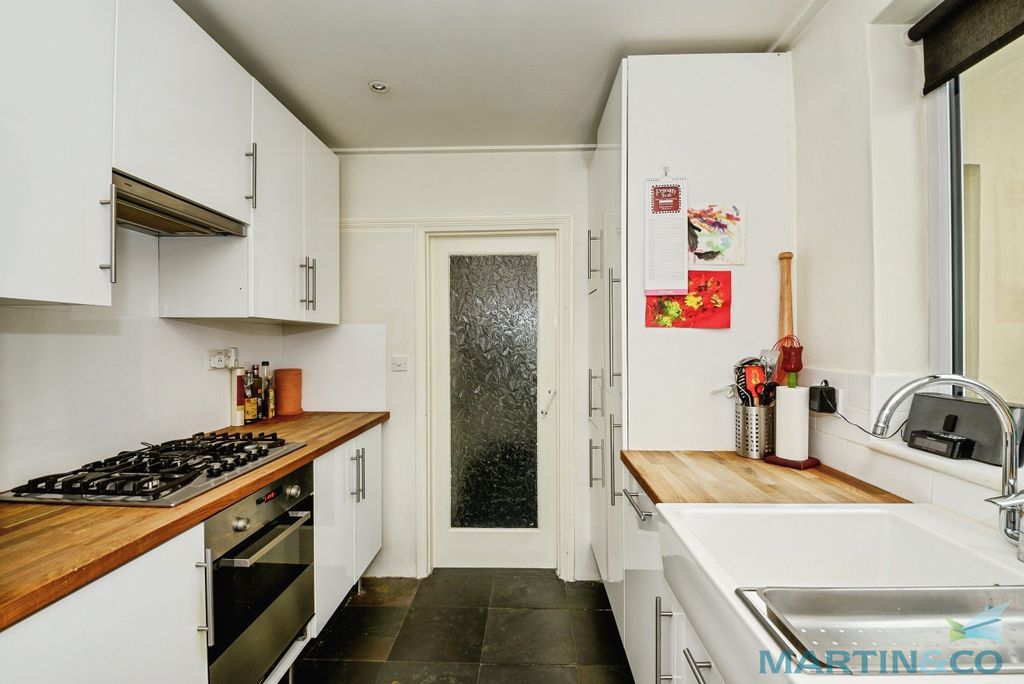 Property photo 3 of 10 462287E4-Kitchen