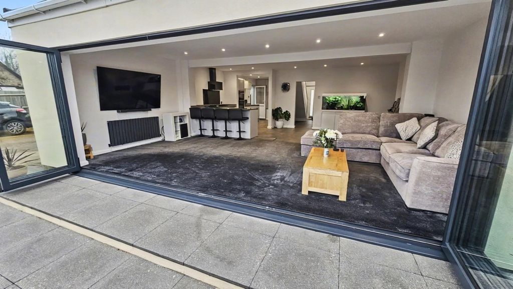 Property photo 2 of 28