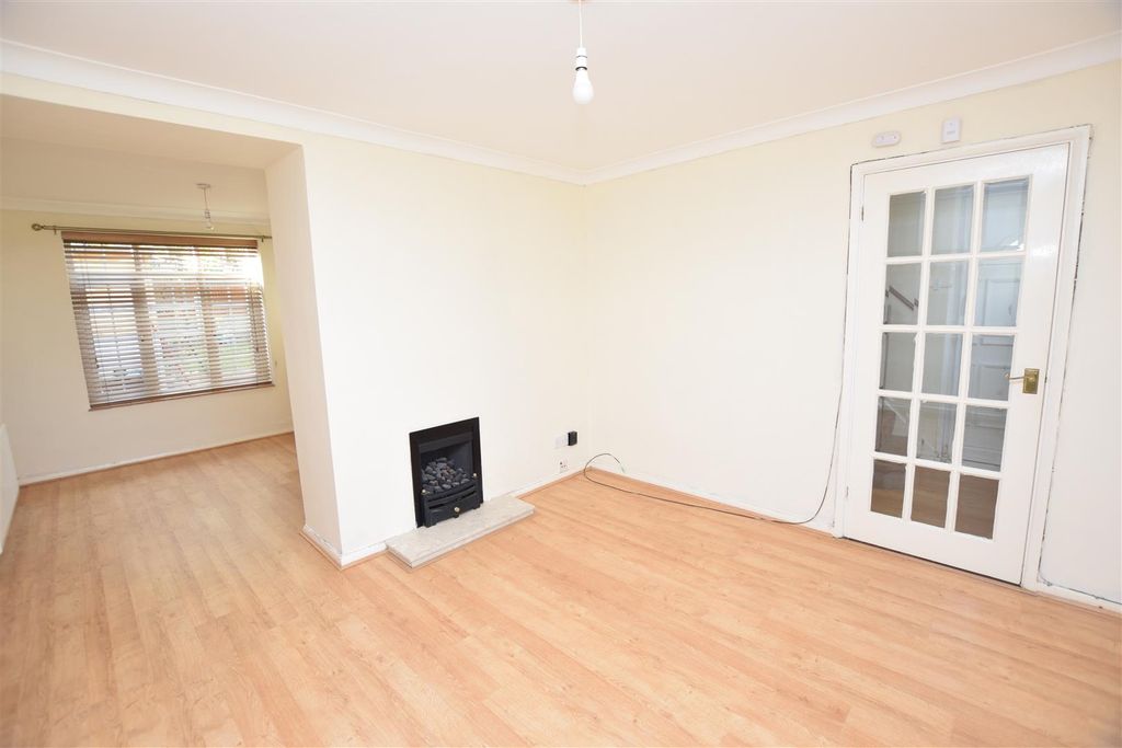 Property photo 3 of 8 Lounge