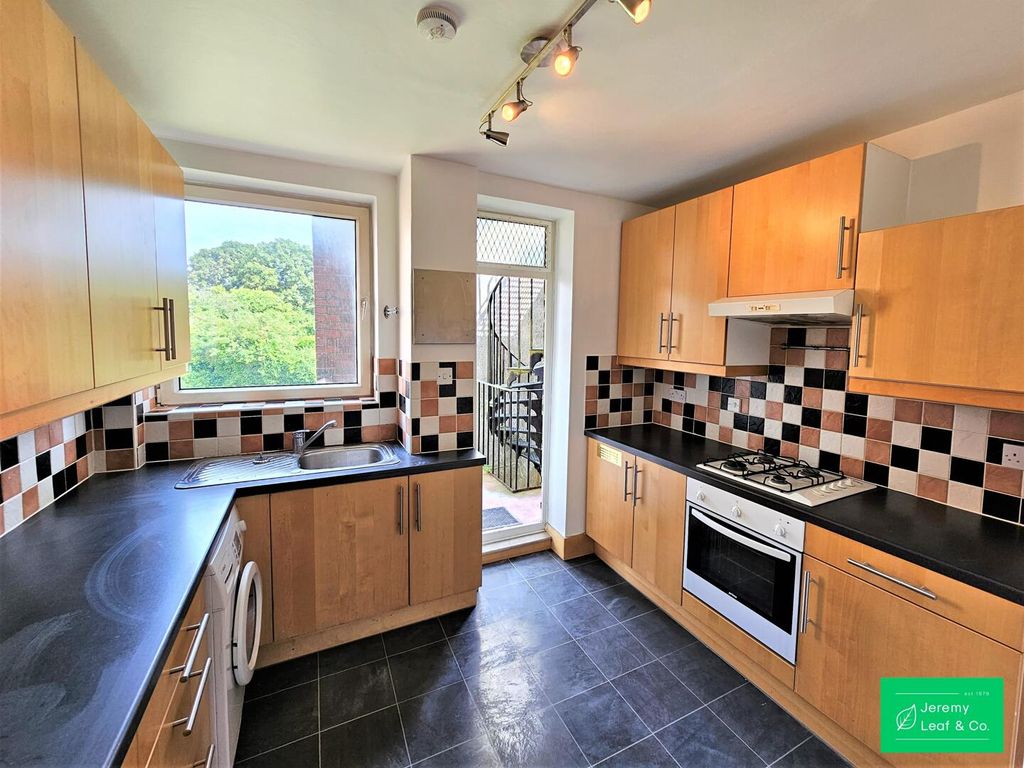 Property photo 3 of 7 Kitchen