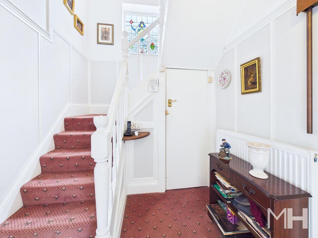 Property photo 2 of 21 Hallway