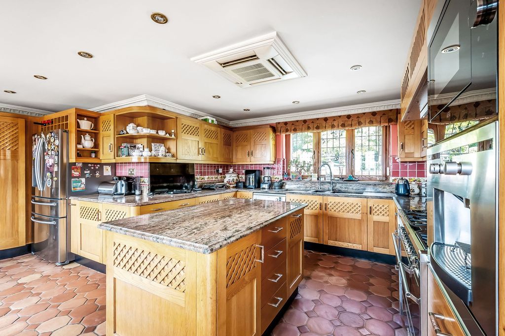 Property photo 2 of 54