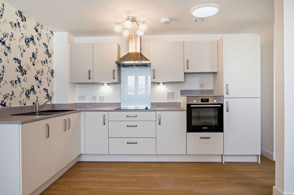 Property photo 3 of 9 Kitchen