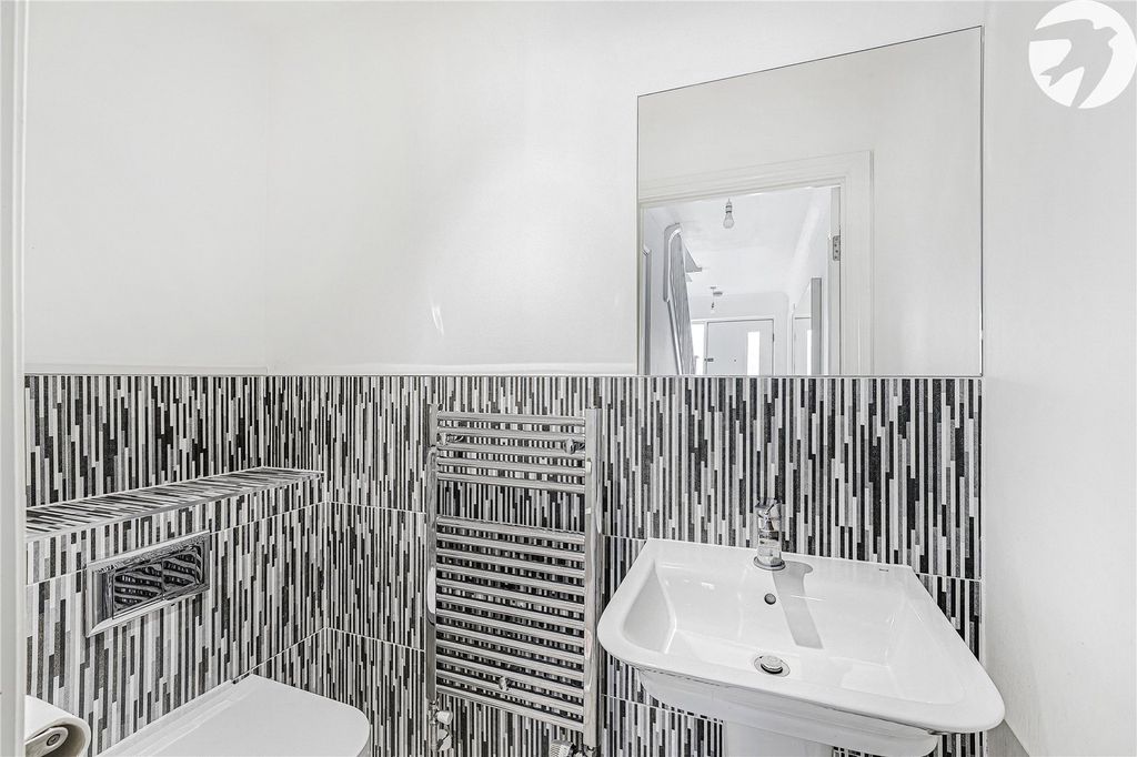 Property photo 3 of 33 Ground Floor Wc