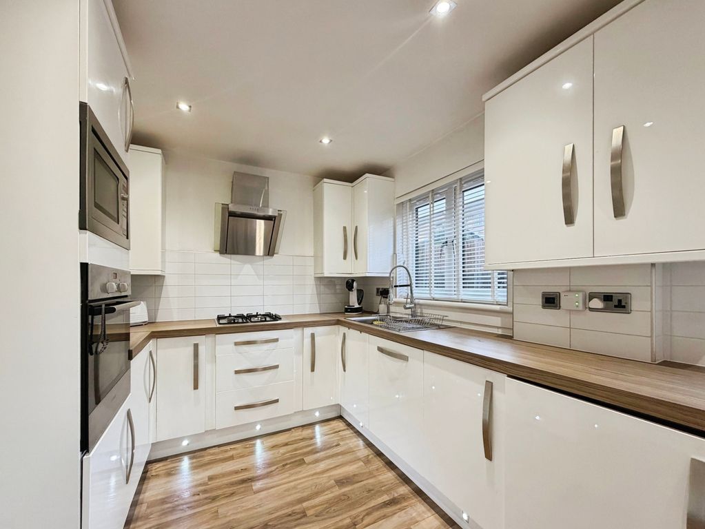 Property photo 2 of 11 Kitchen