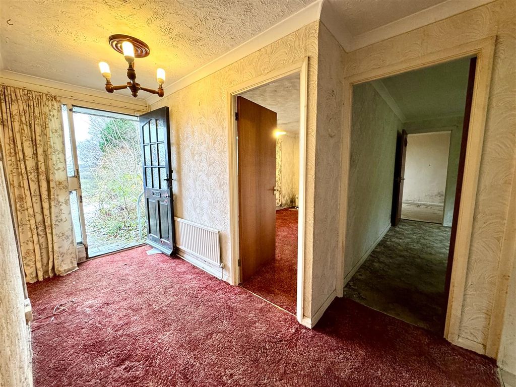 Property photo 3 of 20 Entrance Hall