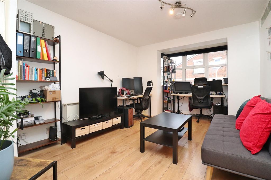 Property photo 2 of 9 Living.Jpg