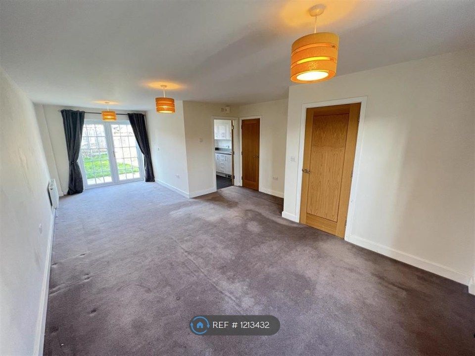 Property photo 3 of 10 Living 2