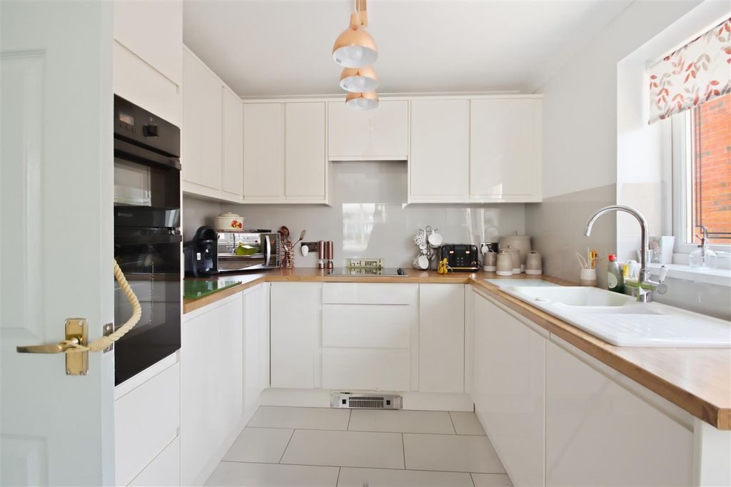 Property photo 3 of 18 Dining Kitchen