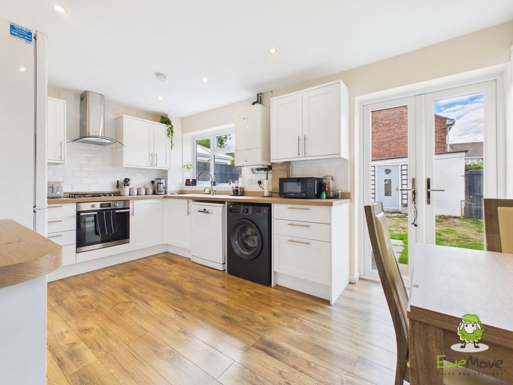 Property photo 2 of 14 Ewemove Basingstoke Braemar Drive Kitchen